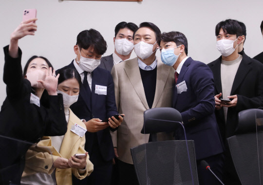 지난 12월18일 국회 의원회관에서 열린 국민의힘 청년보좌역 공개모집 현장을 찾은 윤석열(왼쪽 다섯번째) 당 대선후보가 면접자들을 격려한 뒤 기념사진을 찍고 있다. <연합뉴스>